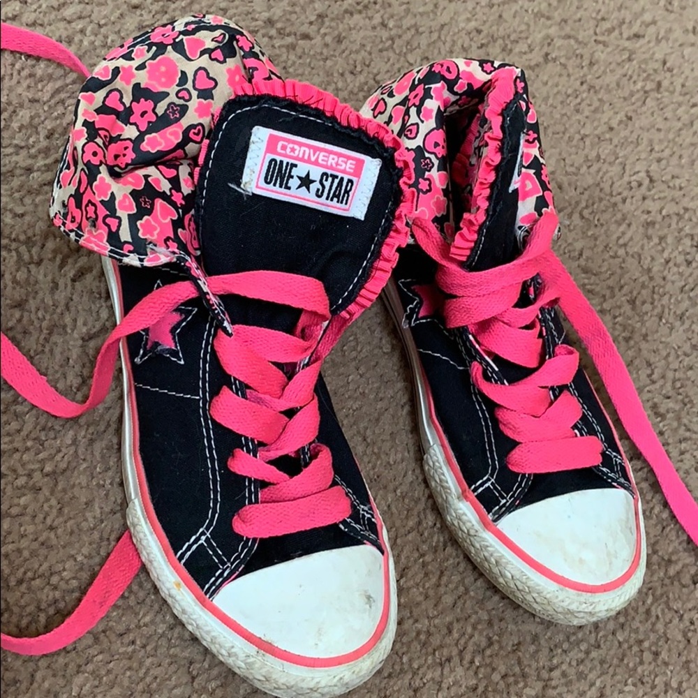 Converse one size 2 pink skulls